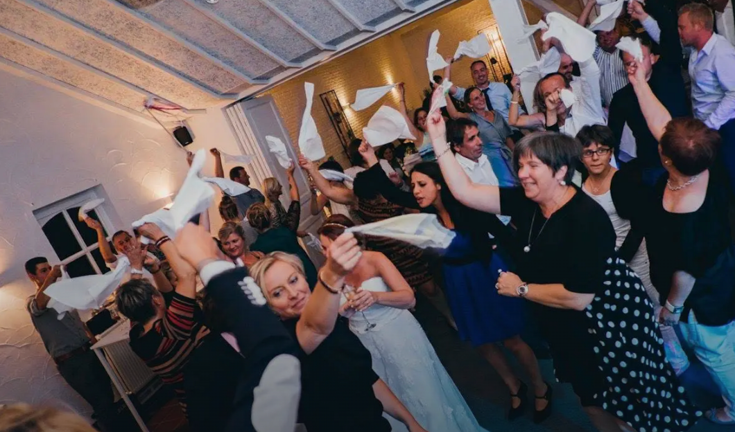 Feestgangers op de dansvloer