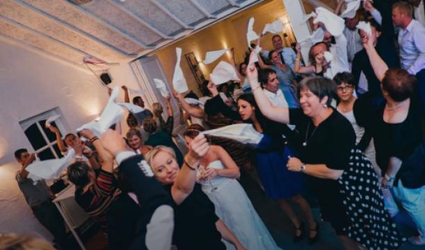 Feestgangers op de dansvloer